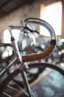 Крупный план нового серебряного велосипеда в мастерской — стоковое фото