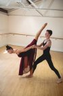 Vue grand angle des partenaires du Ballet dansant ensemble dans un studio moderne — Photo de stock