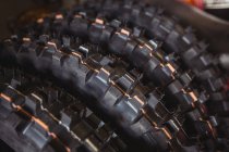 Close-up de pneus de motocicleta em oficina mecânica industrial — Fotografia de Stock