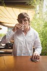 Мужчина пьет текилу в баре — стоковое фото