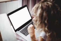 Frau benutzt Laptop im Schlafzimmer zu Hause — Stockfoto