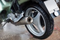 Close-up de moto estacionada em oficina mecânica industrial — Fotografia de Stock
