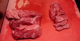 Крупним планом подрібнені шматочки м'яса, що зберігаються на лічильнику — стокове фото