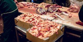 Нарезанное красное мясо на столе в мясной лавке — стоковое фото