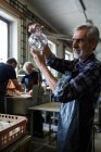 Glassblower смотрит на grossware на grosblowing factory — стоковое фото