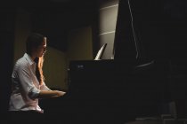 Étudiante jouant du piano en studio — Photo de stock