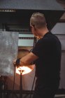 Vetro di riscaldamento soffiatore in forno presso la fabbrica di soffiaggio vetro — Foto stock
