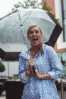 Rindo bela mulher desfrutando da chuva durante a estação chuvosa — Fotografia de Stock