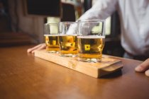 Закри пива келихи на панелі лічильника в бар — стокове фото