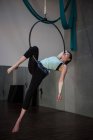 Ginasta realizando ginástica em aro no estúdio de fitness — Fotografia de Stock