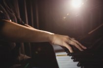 Mãos de uma estudante a tocar piano num estúdio — Fotografia de Stock