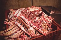Nahaufnahme von Rippenknochen stapeln sich in einer Kiste in der Schlachterei — Stockfoto