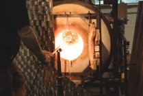 Скловарка нагрівального скла в печі на скляному заводі — стокове фото