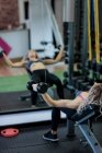 Женщина поднимает гантели в спортзале — стоковое фото