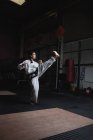 Жінка практикує карате в фітнес-студії — стокове фото