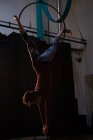 Гімнастка виконує гімнастику на обручі в фітнес-студії — стокове фото