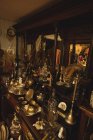 Varie attrezzature vintage disposti in vetrina presso negozio di antiquariato — Foto stock