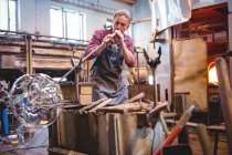Митець формування скла на blowpipe заводі glassblowing — стокове фото