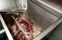 Vista de ángulo alto de la máquina picadora en la carnicería - foto de stock