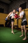 Deux boxeurs thaïlandais forts pratiquant la boxe dans le gymnase — Photo de stock