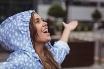 Glückliche schöne Frau genießt Regen während der Regenzeit — Stockfoto
