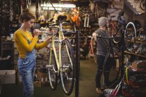 Mechaniker repariert Fahrradlenker in Fahrradwerkstatt — Stockfoto