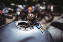 Топливный бак мотоцикла с ключами в мастерской — стоковое фото