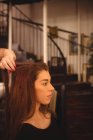Красива жінка укладає волосся в салоні — стокове фото