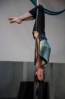 Гімнастка виконує гімнастику на обручі в фітнес-студії — стокове фото