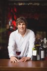 Портрет барної тендери зі склянкою червоного вина за барною стійкою — стокове фото