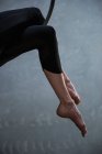 Крупним планом гімнастка балансує на обручі в фітнес-студії — стокове фото