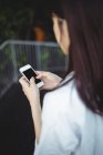 Nahaufnahme einer Frau per SMS auf dem Handy — Stockfoto
