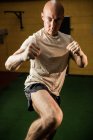 Seriöser Boxer übt Boxen im Fitnessstudio — Stockfoto