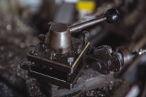 Teile der Drehmaschine in der industriellen mechanischen Werkstatt — Stockfoto
