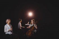 Drei Studentinnen spielen Kontrabass, Klarinette und Klavier in einem Studio — Stockfoto