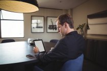 Бізнесмен використовує цифровий планшет в офісі — стокове фото