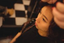 Stylische Frau, die sich ihre Haare in einem professionellen Friseursalon machen lässt — Stockfoto