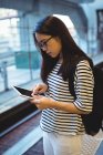 Junge Frau nutzt digitales Tablet am Bahnhof — Stockfoto
