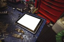 Digitales Tablet auf Werkbank in industriemechanischer Werkstatt — Stockfoto