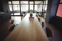 Langer Tisch in der Bürositzecke — Stockfoto