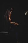 Студентка грати на фортепіано в студії — стокове фото