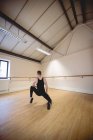 Back view de bailarino praticando dança de balé em estúdio — Fotografia de Stock