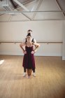 Balletto partner ballare insieme in studio moderno — Foto stock