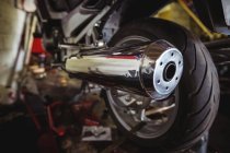 Nahaufnahme eines Motorrad-Auspuffs in der Werkstatt — Stockfoto