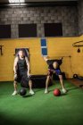 Boxeadores tailandeses haciendo ejercicio con pelotas de fitness en gimnasio - foto de stock