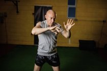 Beau boxeur thaïlandais entraînement dans la salle de gym — Photo de stock