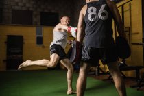 Dos boxeadores tailandeses practicando boxeo en gimnasio - foto de stock