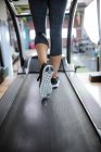Жінка займається біговою доріжкою в спортзалі — стокове фото