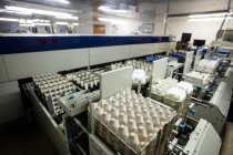 Maquinaria y cartones de huevo dispuestos en fábrica - foto de stock