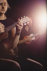 Красиві жінки грають на гітарі в музичній школі — стокове фото